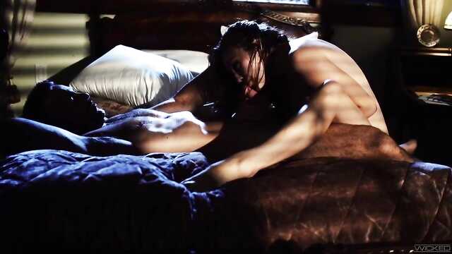 Bei Einbruch der Dunkelheit schaute der Stiefvater zu seiner Stieftochter ins Schlafzimmer