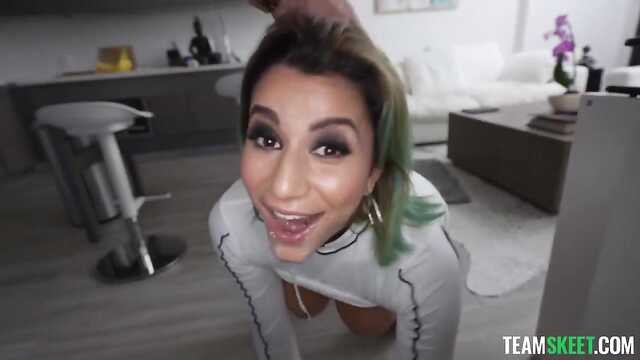 Kurva z naturalnymi cyckami zassała i poprosiła, żeby ją przelecieć