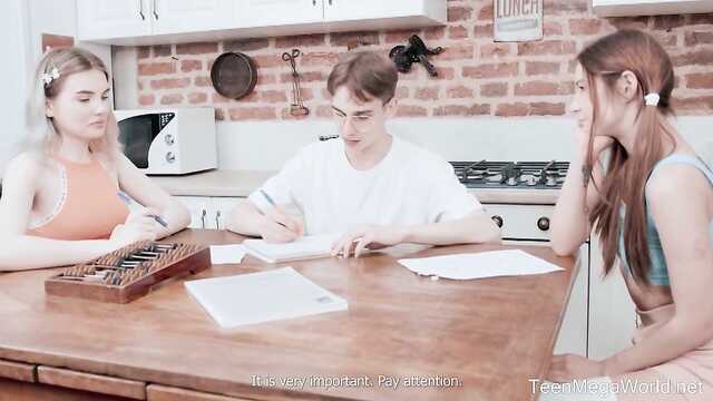 Russischer Kerl hat zwei süße Studentinnen auf den Tisch gelegt