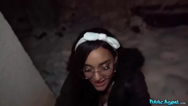 Пикапер танысып латинкой көзілдірікпен және выебал оны кір жуатын