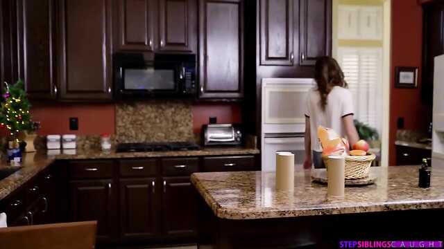 O cara ficou excitado com os peitos pequenos da namorada e rasgou-a