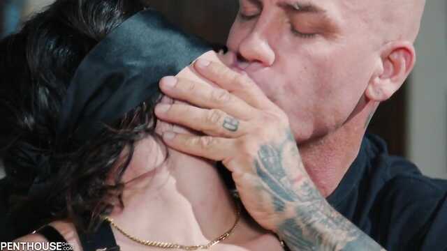 Piękna suka przyzwyczaiła się do posłuszeństwa niegrzecznemu facetowi