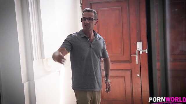 Lehrer nehmen an einem Dreier mit Schülern teil