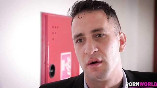 Lehrer nehmen an einem Dreier mit Schülern teil