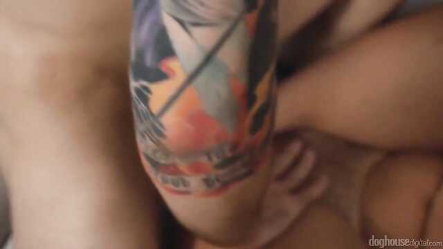 Латиночка пристает к кузену