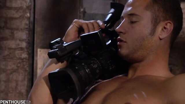 Ол аққұбаны камераға түсіру үшін түрмеге шақырды