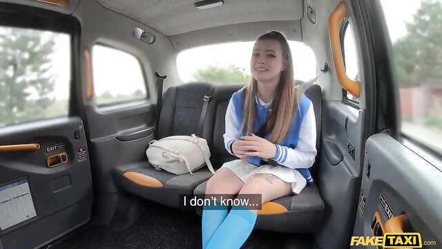 Pour rentrer à la maison, l'étudiante doit se rendre au chauffeur de taxi ushlomu