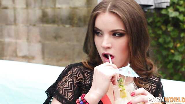 Тёлочка у бассейна завоевала сердце соседа.