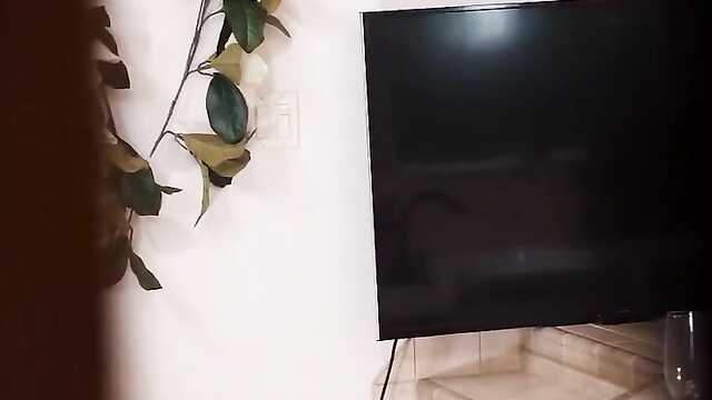 Cudownie i delikatnie kobieta obciąga urządzenie przed Świętami Bożego Narodzenia