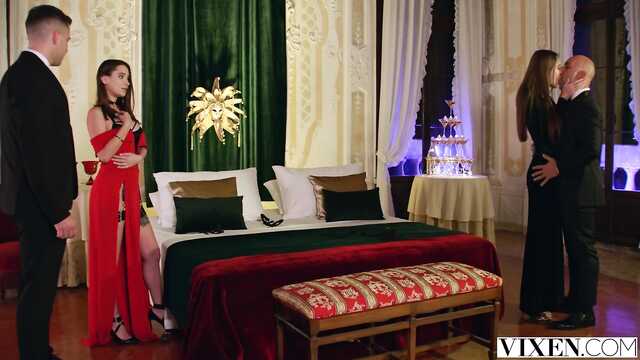 Bardzo fajne suczki zgodziły się wziąć udział w orgii