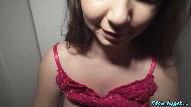 Zapikapil delicious chick and fucked her in the entrance