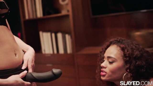 Perwersyjne lesbijki ssie relaksacyjny, sex klasyczny strapon i bierze go w mokrą szczelinę