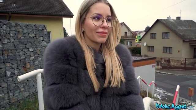 Итальянка в шубе: радость от баблишка.