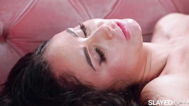 Glamouröse mulatte leckt heiß die pilotin ihrer europäischen freundin