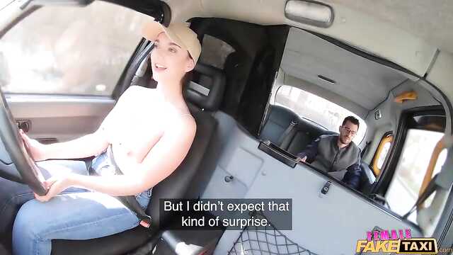 Симпатичная таксистка влюбила клиента.