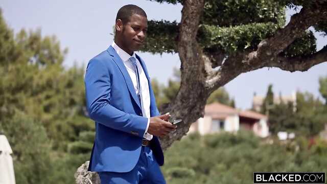 На пляже: управляющий отеля чпокает модельку.