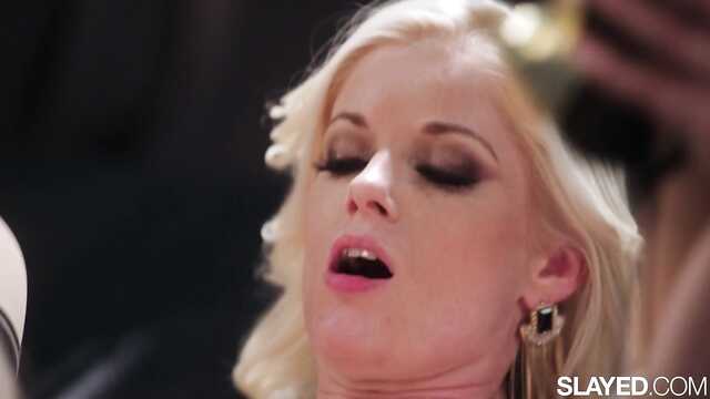 Lesbianas rubias se dejan llevar por el placer oral frente a los ojos de los polluelos