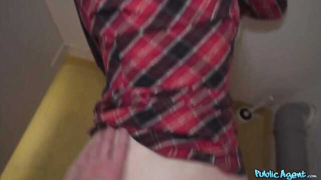 Она отдалась за деньги: отсос через глорихол.