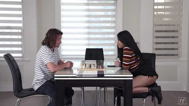 Blondynka rozbrykany pieprzy się z chłopakiem swojej dziewczyny