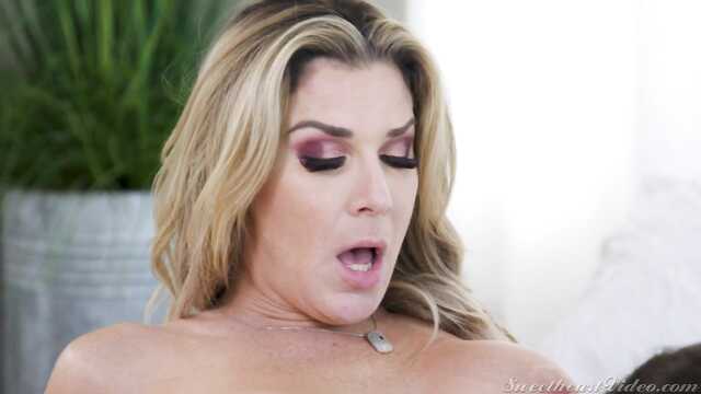 Mamuśka nauczyła swoją siostrzenicę uprawiać potężny seks lesbijski