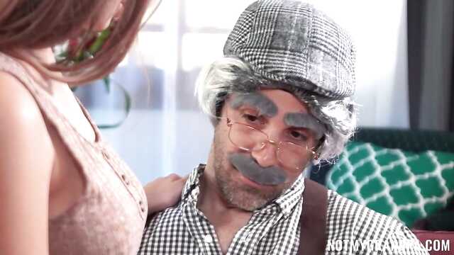 Stary człowiek po raz ostatni w życiu cieszy się rozpustą z dziewczyną