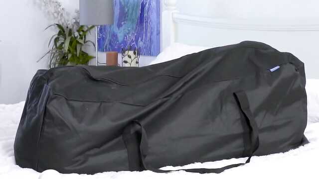 Смелость милой: болт в киску.