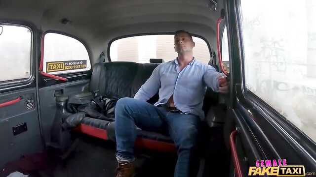 Dunkelhaarige Taxifahrerin hat einen dicken bolzen gesattelt