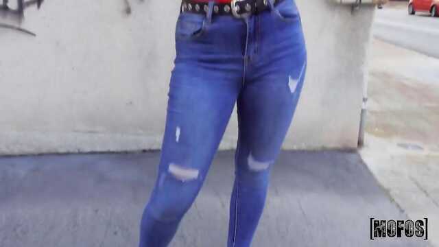 Koleś zdjął i na łonie natury wykręcił przyjemną niebieskooką bzdurę