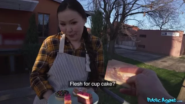 Үйдегі азиялық ер адамға тек десерт емес