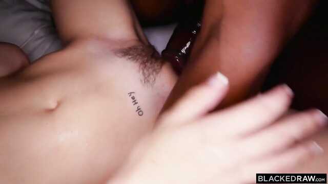 Слабой девушке судьба принесла встречу с негром.