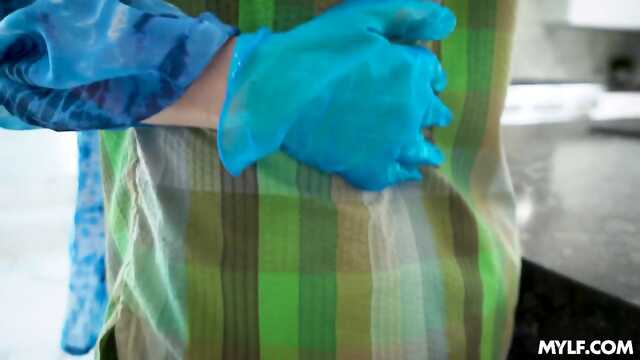 Milf dona de casa pulou em um tronco jovem