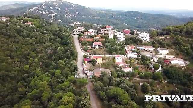 Po treningu przy basenie blondynka daje pitching