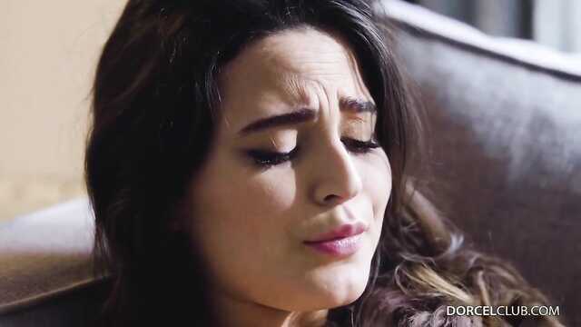 Atemberaubende Ariana ersetzt eine Schlitze unter den Phallus