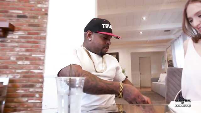 Ultra-lindo de pelo oscuro en Colombia arando con dos negros