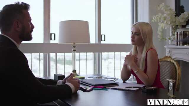 Blondynka przyszła do bogatego faceta w hotelu, aby uprawiać seks