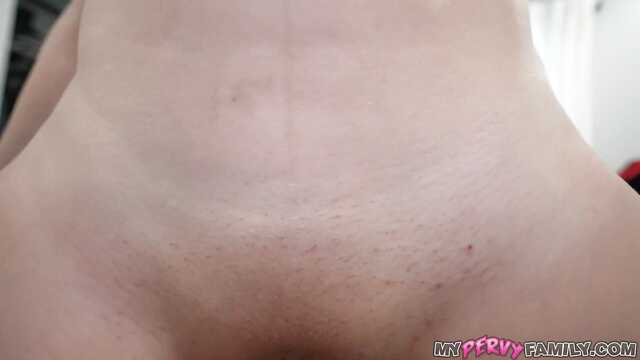 Das Mädchen mit Brille ging zu einem Kerl auf die Toilette, als er pisste und bat ihn, sie zu ficken