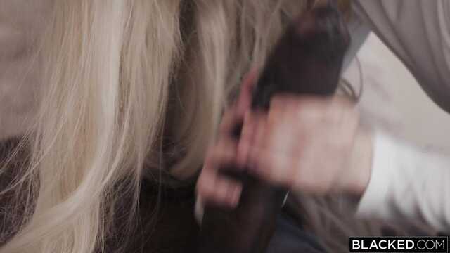 Девушка встретила негра и сделала ему BJ