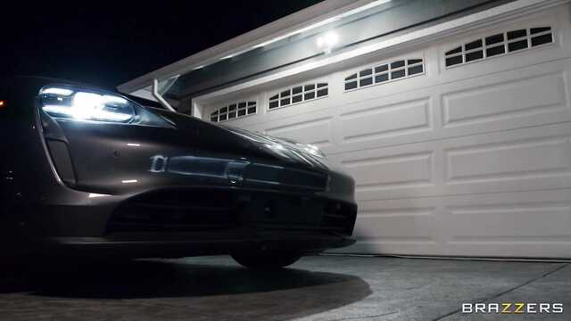 Девушка дарит радость богатому негру своим анальным супругом.