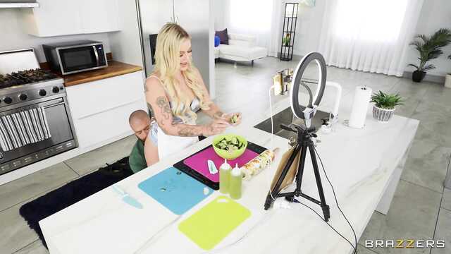 O cara fodeu a boca da blogueira com pepino e pau ao vivo