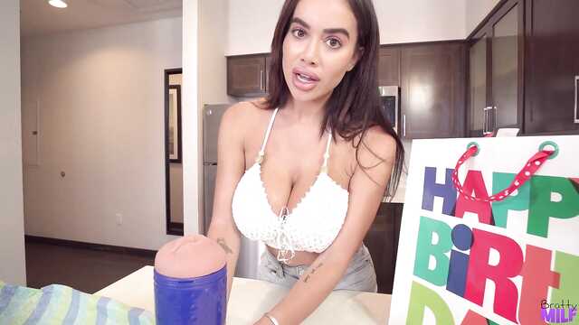 Chica con enormes ordeños se masturba la polla con una vagina falsa y lo monta