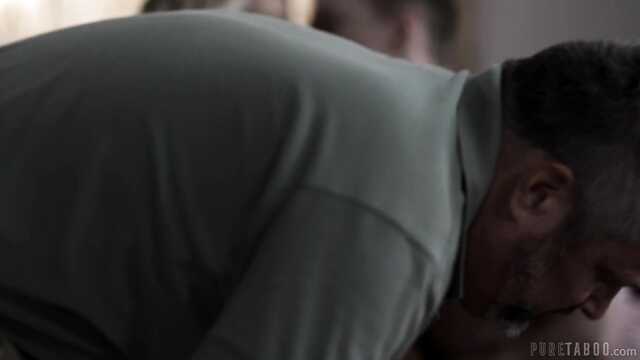 Kukold observa el sexo caliente de la esposa depravada y el joven hijo de puta