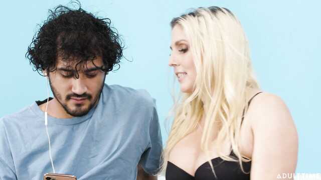 Милфа үлкен сауындармен және шырынды жопой соблазнила жас жігіт