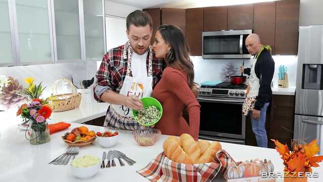 Двойное проникновение для грудастой милфы