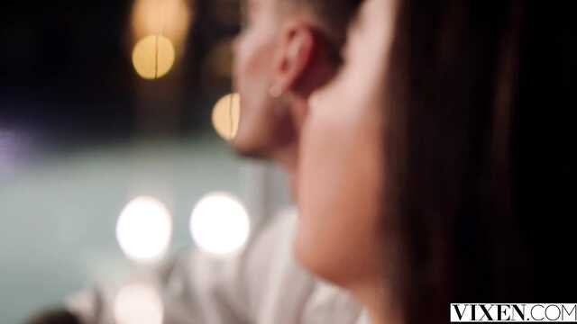 Luksusowe dziewczyny polizali mokre cipki i uprawiali seks z wspólnym kochankiem