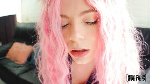Cosplayerka z różowymi włosami pieprzy się w Otwór analny