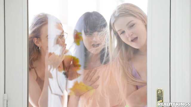 Murzyn striptizerką pieprzy piękną solenizantkę w anal i cipki