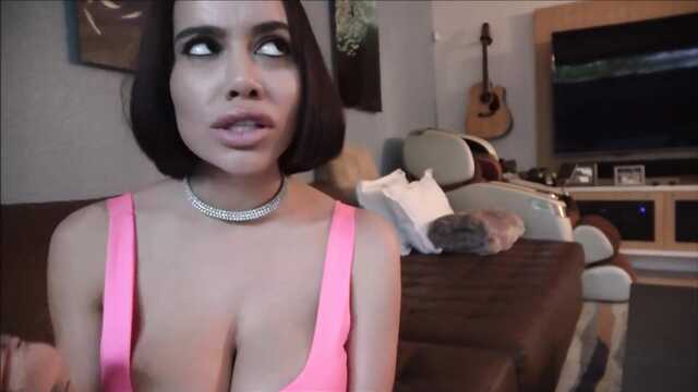 Үлкен кеуделі Аланах Рае кеуделерінің арасында трахает алуға мүмкіндік береді Желідегі кроссрессерлік порно