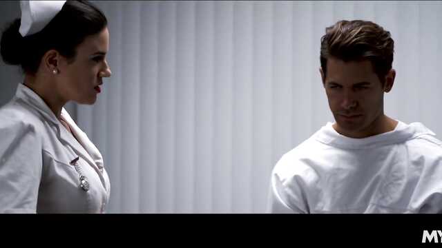 Медсестра в белом трахает псих.больного