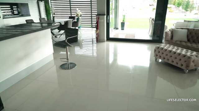 Девушка осмелилась посадить маленькую задницу на большой член.