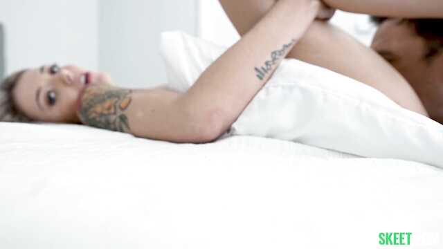 Wysoka modelka z tatuażami pieprzy się na prywatnym castingu